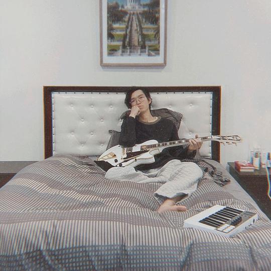 头发有点长