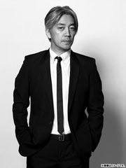 watch-ryuichi sakamoto playing the piano 2009 japan [DVD]