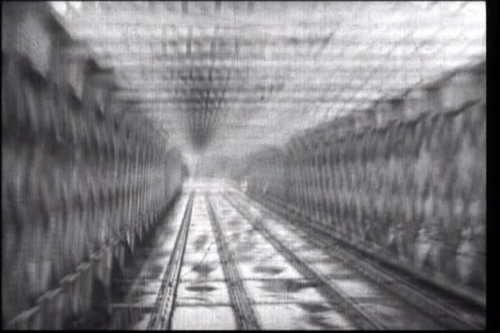 穿过火车隧道