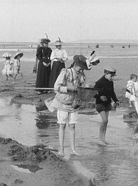 Enfants pêchant des crevettes